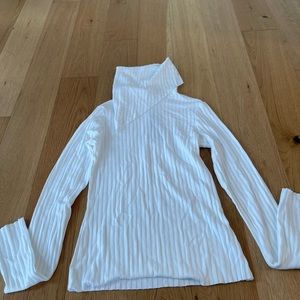 WHITE RIBBED TURTLENECK